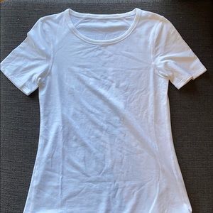 lululemon T-shirt hardly worn size 4